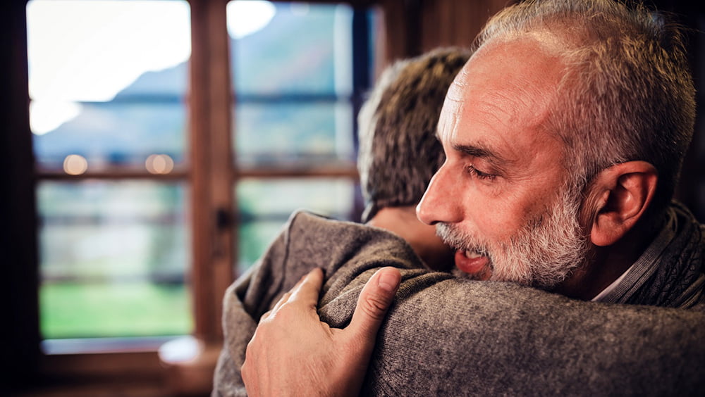 Abraços evitam doenças como depressão e ansiedade, diz estudo