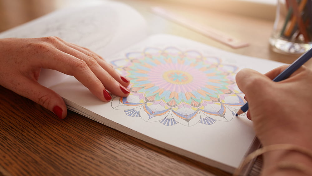 Artistas de todo o mundo disponibilizam desenhos para colorir em casa