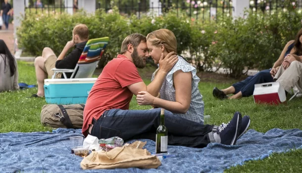 Comédia romântica com Amy Schumer na Netflix vai te fazer rir e refletir
