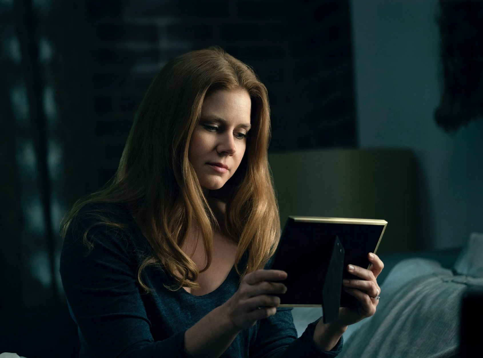 Inspirado em Hitchcock, suspense com Amy Adams baseado em livro lido por 3 milhões em todo o mundo está na Netflix