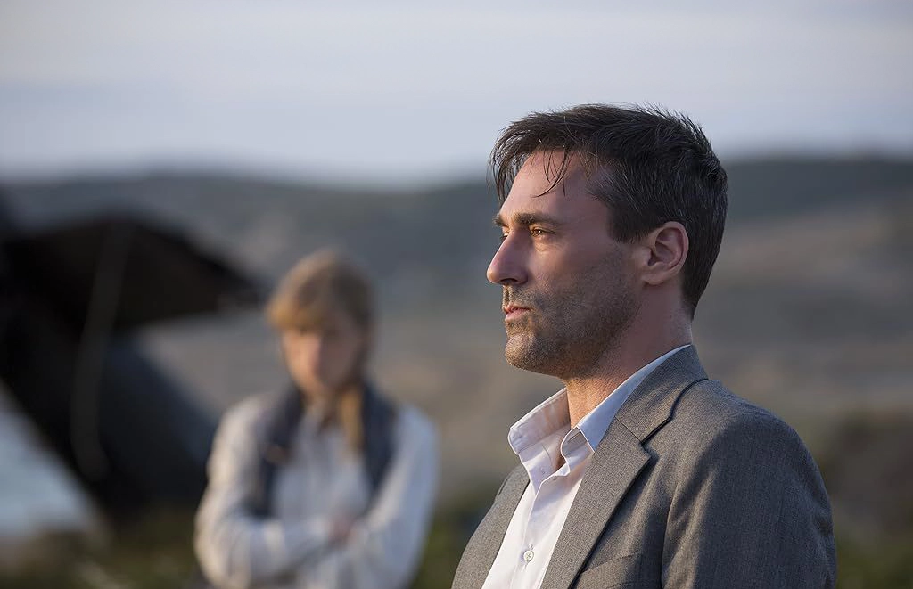 Filme com Jon Hamm e Rosamund Pike na Netflix é um pequeno diamante ...