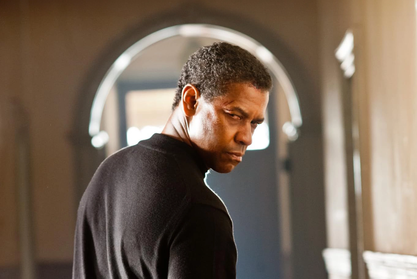 O filme de ação eletrizante, tão intenso que você vai querer ver duas vezes, com Denzel Washington, na Netflix