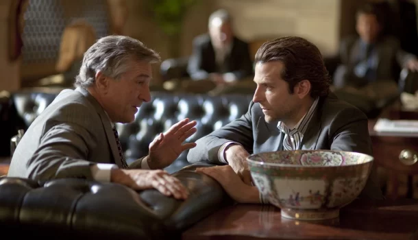 O thriller de Robert De Niro e Bradley Cooper na Netflix que vale a pena ver duas vezes