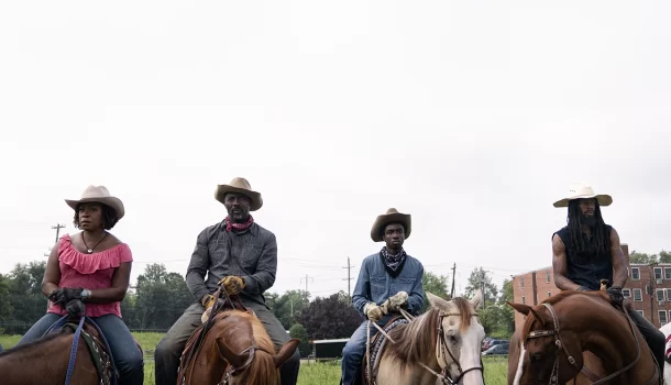 Faroeste moderno com Idris Elba e Caleb McLaughlin na Netflix vai te fazer ganhar o dia