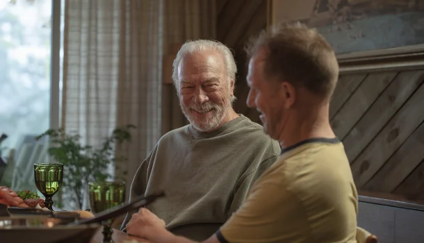 Comédia dramática com Christopher Plummer, filme cativante e terapêutico vai fazer todas as famílias se identificarem, na Netflix