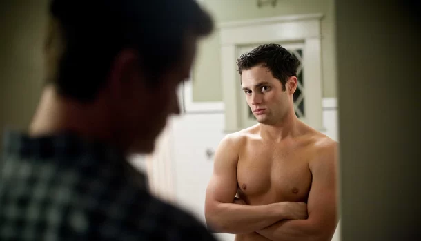 Remake de suspense macabro com Penn Badgley está na Netflix e você nem viu