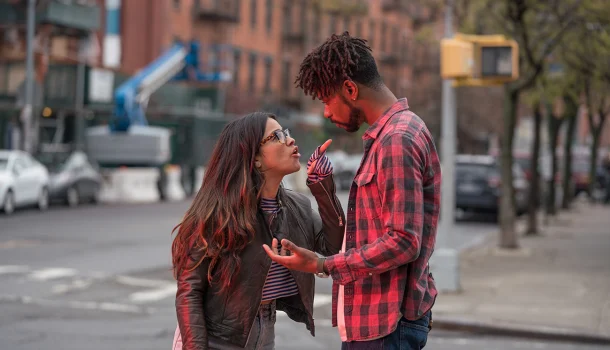 Comédia romântica na Netflix é mais eficaz que chocolate: Gina Rodriguez no romance que cura qualquer tristeza