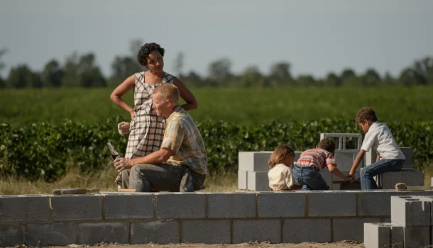 Considerada uma das mais belas histórias de amor do século, a obra-prima de Jeff Nichols está na Netflix