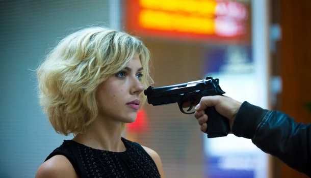 Thriller de ação com Scarlett Johansson arrecadou 2,5 bilhões de reais nos cinemas e está na Netflix