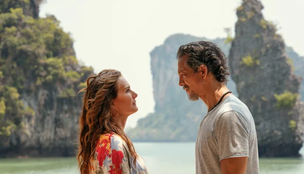 A comédia romântica da Netflix mais assistida de 2024, com Brooke Shields e Benjamin Bratt