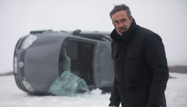 Adaptação de romance policial best-seller, thriller com Jeffrey Dean Morgan está na Netflix