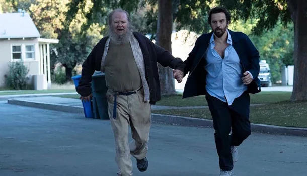 O novo filme de Jake Johnson chega à Netflix e vai transformar o seu final de semana