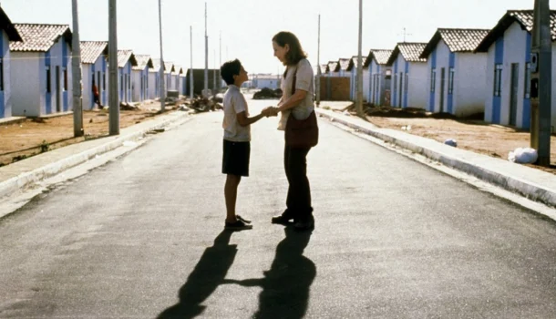 Vencedor do Urso de Ouro, prêmio máximo do Festival de Berlim, além do prêmio de Melhor Atriz para Fernanda Montenegro, filme belíssimo está na Netflix