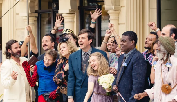 Comédia romântica com Ed Helms e Amanda Seyfried, no Prime Video, vai te fazer refletir sobre a sociedade do espetáculo e as celebridades instantâneas