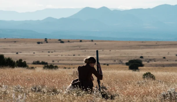 Aclamado pela crítica, o faroeste mais intenso e visceral do cinema nos últimos anos acaba de estrear no Prime Video