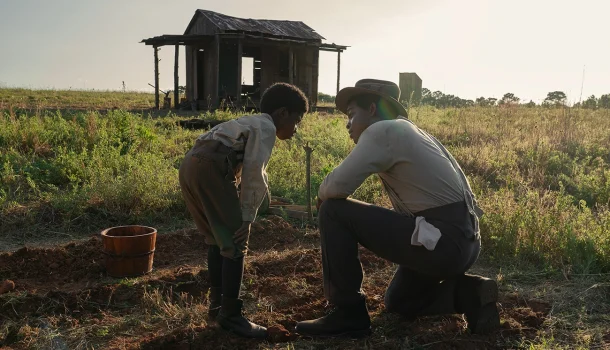 Produzido por Denzel Washington, drama belíssimo e de arrepiar com Samuel L. Jackson é mensagem poderosa de identidade e cura, na Netflix