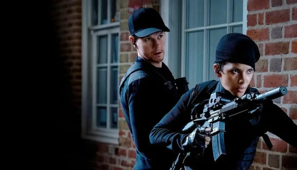 Mark Wahlberg e Halle Berry no filme de espionagem mais assistido de 2024: 10 semanas no top 10 da Netflix em 101 países