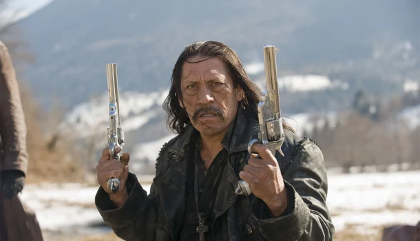 Motivo para ficar em casa no domingo: com Mickey Rourke e Danny Trejo, faroeste como você nunca viu está na Netflix