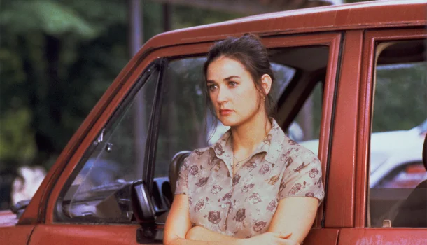 Com a vencedora ao Globo de Ouro 2025 e favorita ao Oscar de Melhor Atriz, Demi Moore, suspense acaba de chegar à Netflix