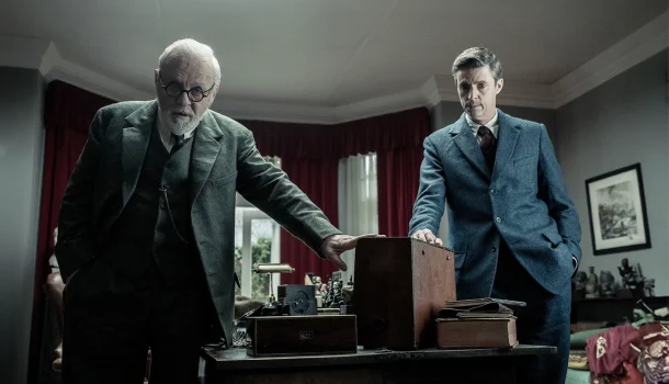 Jogo de argumentações na Max: filme com Anthony Hopkins e Matthew Goode vai te colocar em uma mesa de bar com Freud e C.S.Lewis