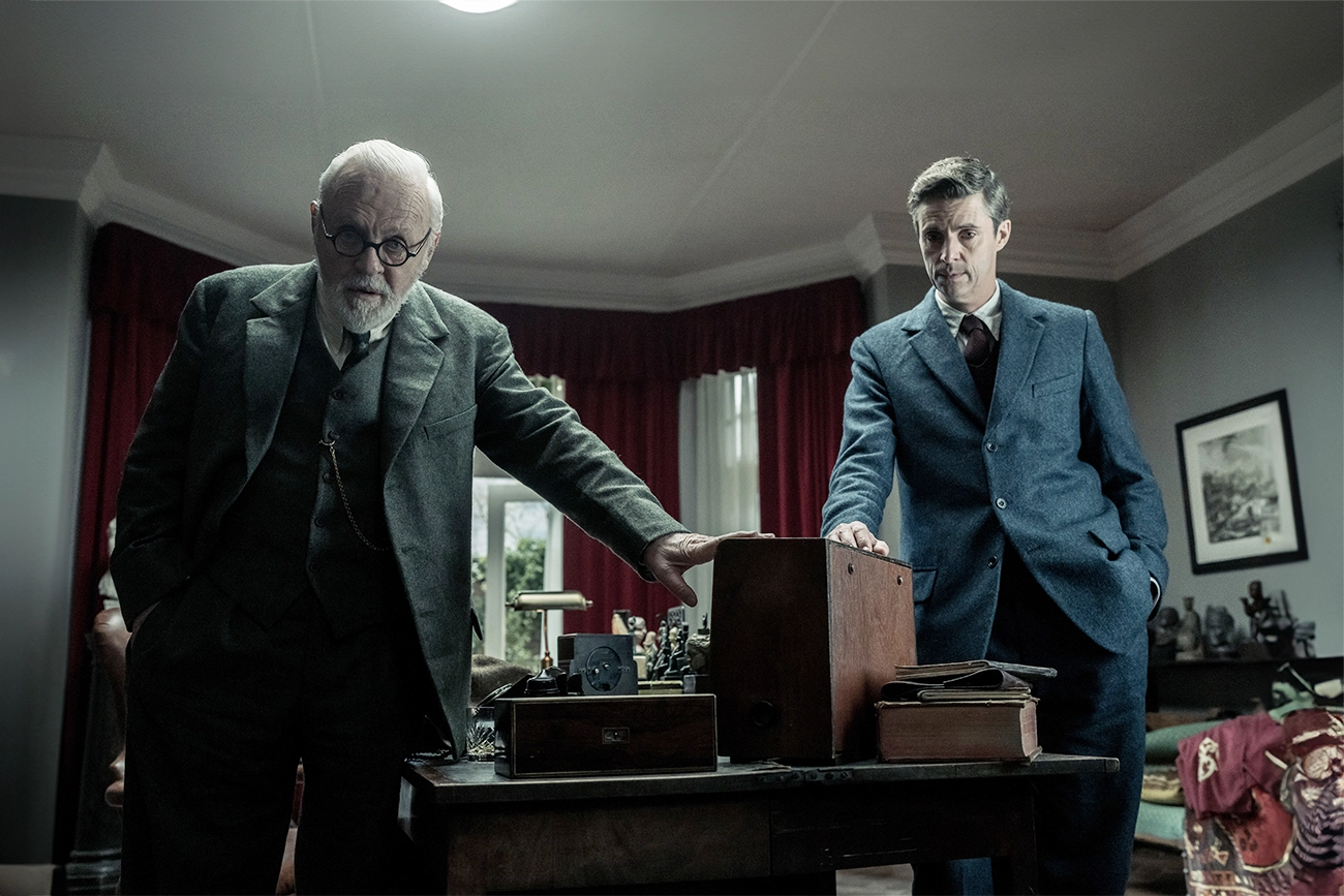 Jogo de argumentações na Max: filme com Anthony Hopkins e Matthew Goode vai te colocar em uma mesa de bar com Freud e C.S.Lewis