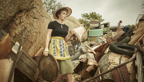 Aplaudido de pé por 10 minutos no Festival de Toronto, faroeste com Kate Winslet e Hugo Weaving está na Netflix