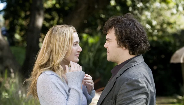 Kate Winslet e Jack Black em uma das melhores comédias românticas do século 21, na Netflix