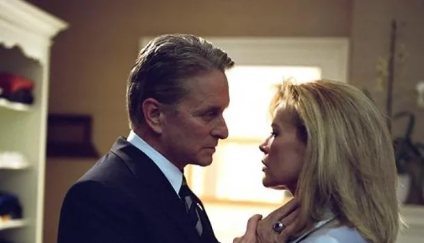 Desfibrilador à mão: Michael Douglas e Kim Basinger chegam para eletrocutar seu fim de semana na Netflix