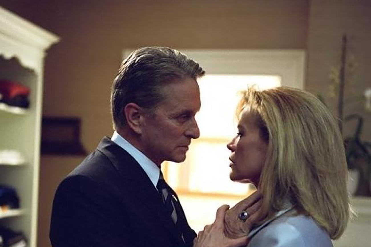 Desfibrilador à mão: Michael Douglas e Kim Basinger chegam para eletrocutar seu fim de semana na Netflix