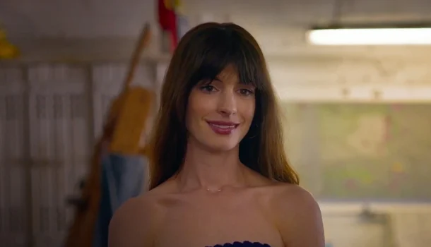 Há 252 dias no Top 10 mundial do Prime Video, comédia romântica com Anne Hathaway foi vista por 50 milhões de espectadores nas primeiras duas semanas de estreia