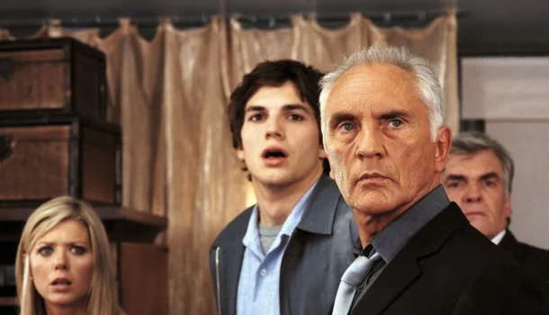 Impossível não rir: Ashton Kutcher e Terence Stamp em uma comédia ridícula, exagerada e irresistivelmente divertida — na Netflix