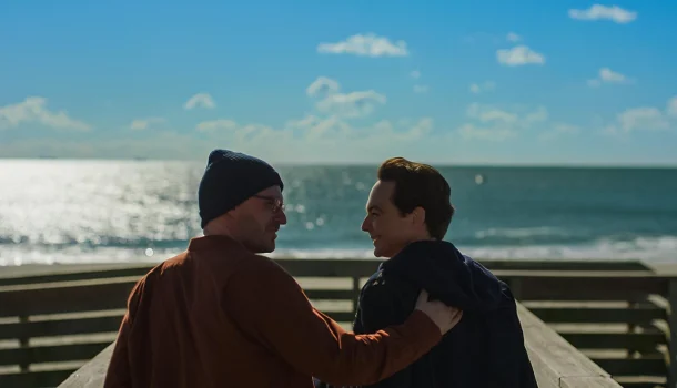 Aplaudido de pé nos cinemas, filme com Jim Parsons, que acaba de chegar à Netflix, vai tocar cada cantinho da sua alma