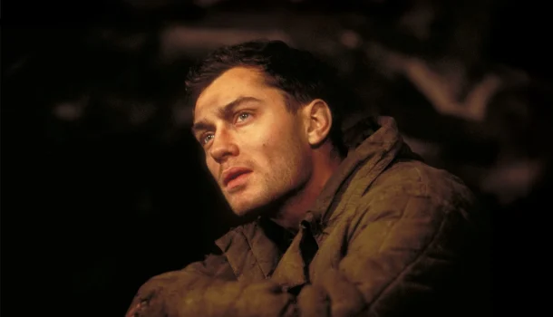 Melhor que “Pearl Harbor”: drama de guerra com Jude Law, de Jean-Jacques Annaud, é tesouro inestimável na Netflix