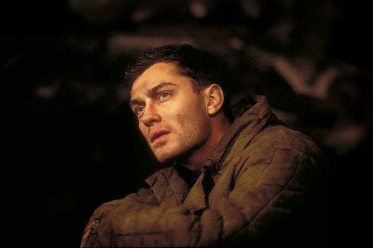 Melhor que “Pearl Harbor”: drama de guerra com Jude Law, de Jean-Jacques Annaud, é tesouro inestimável na Netflix