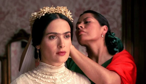 Salma Hayek esperou 10 anos para viver esta artista revolucionária, e agora você pode conferir sua melhor atuação na Netflix