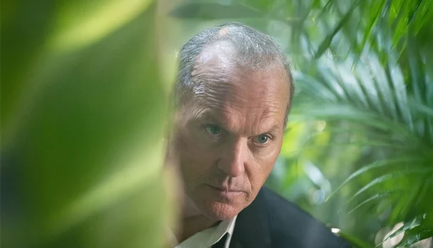 Thriller de ação com Michael Keaton e Samuel L. Jackson, na Netflix, é programa perfeito para o fim do feriado