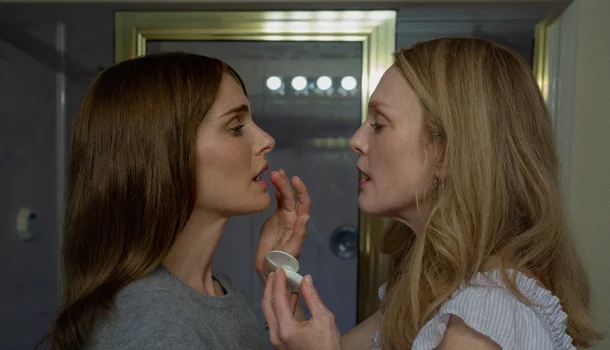 O filme que parecia ficção — mas aconteceu de verdade. E vai te deixar desconfortavelmente hipnotizado, com Natalie Portman e Julianne Moore no Prime Video