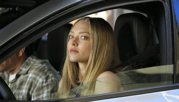 Comédia com Amanda Seyfried e Mark Wahlberg que arrecadou 1 bilhão nas bilheterias e levou 60 milhões aos cinemas está na Netflix